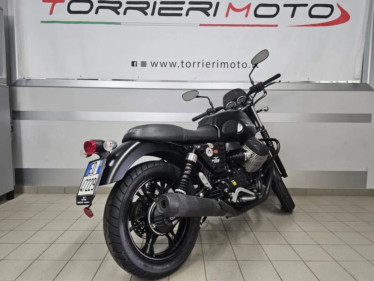 Moto Guzzi V7 II Stone (2015 - 17) (4)