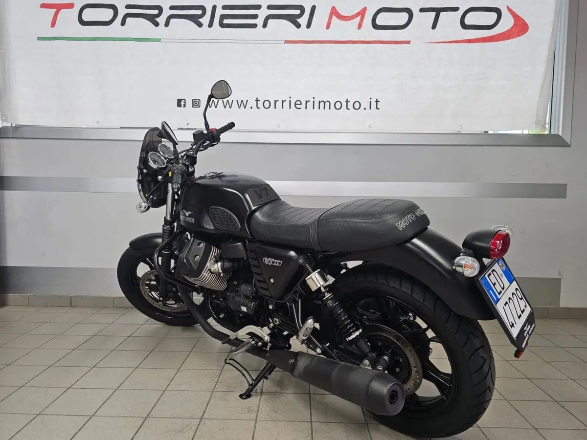 Moto Guzzi V7 II Stone (2015 - 17) (5)