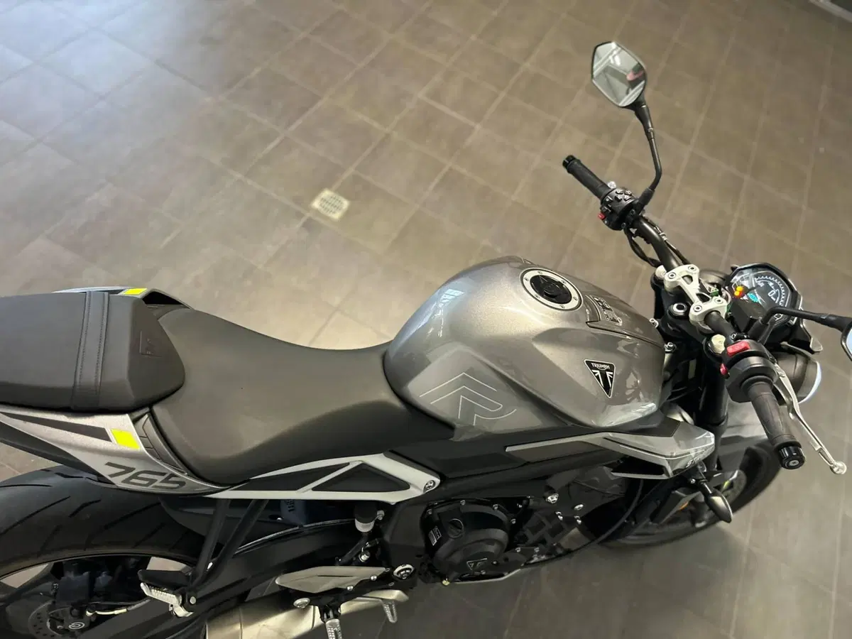 Triumph Street Triple 765 R (2023 - 26) (8)