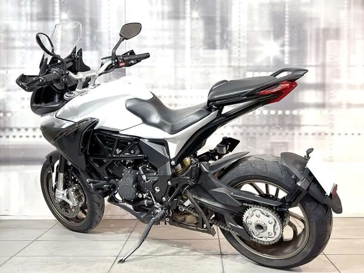 MV Agusta Turismo Veloce 800 Lusso SCS (2017 - 20) (2)