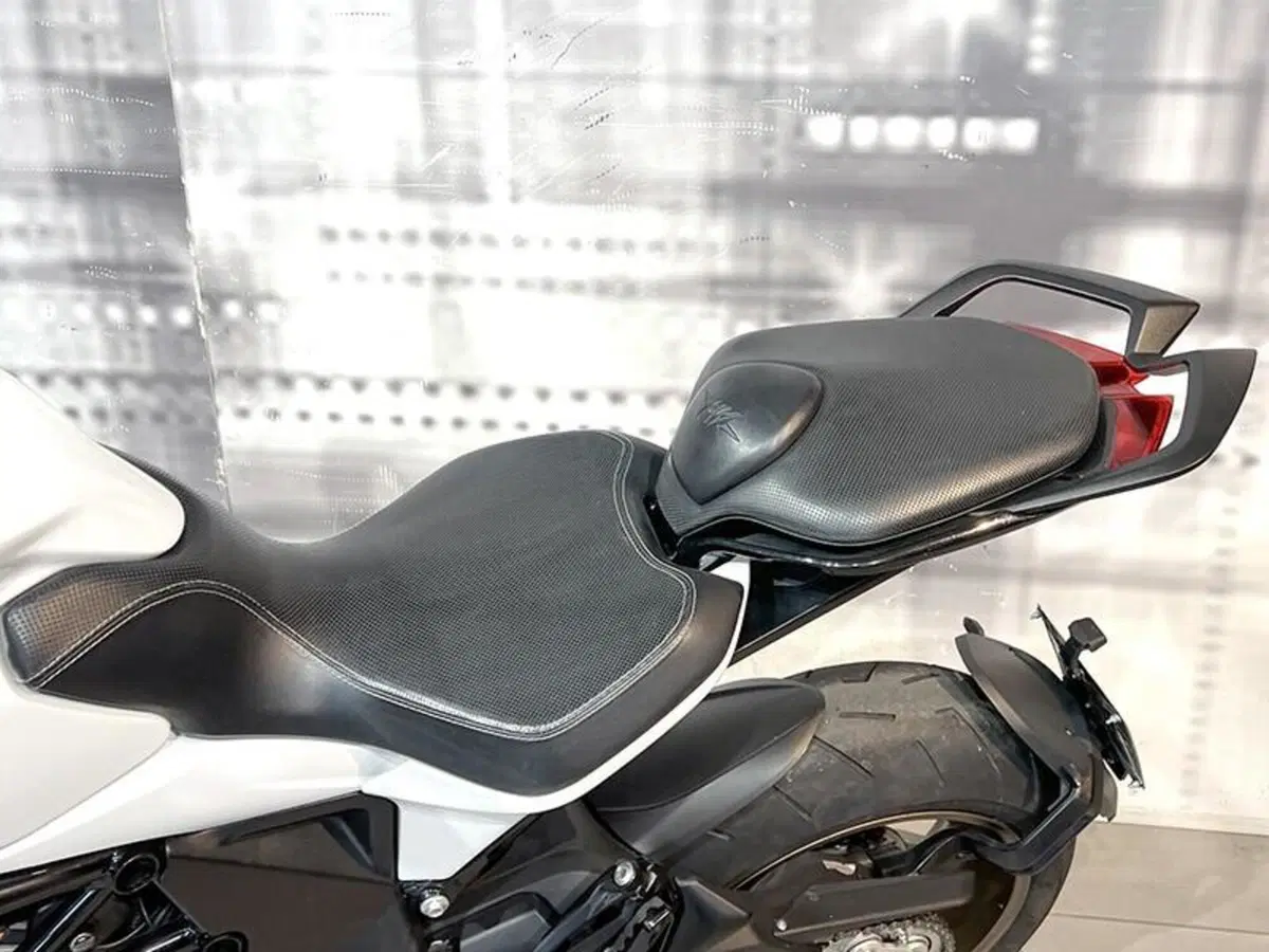 MV Agusta Turismo Veloce 800 Lusso SCS (2017 - 20) (5)