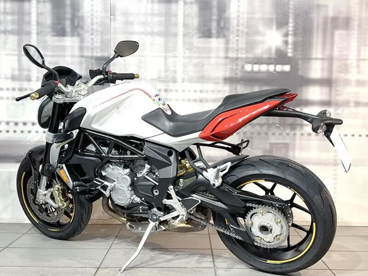 MV Agusta Brutale 800 (2012 - 15) (2)