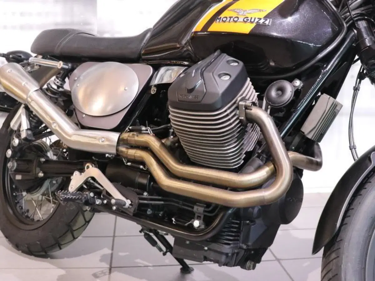 Moto Guzzi V7 II Racer (2015 - 17) (3)