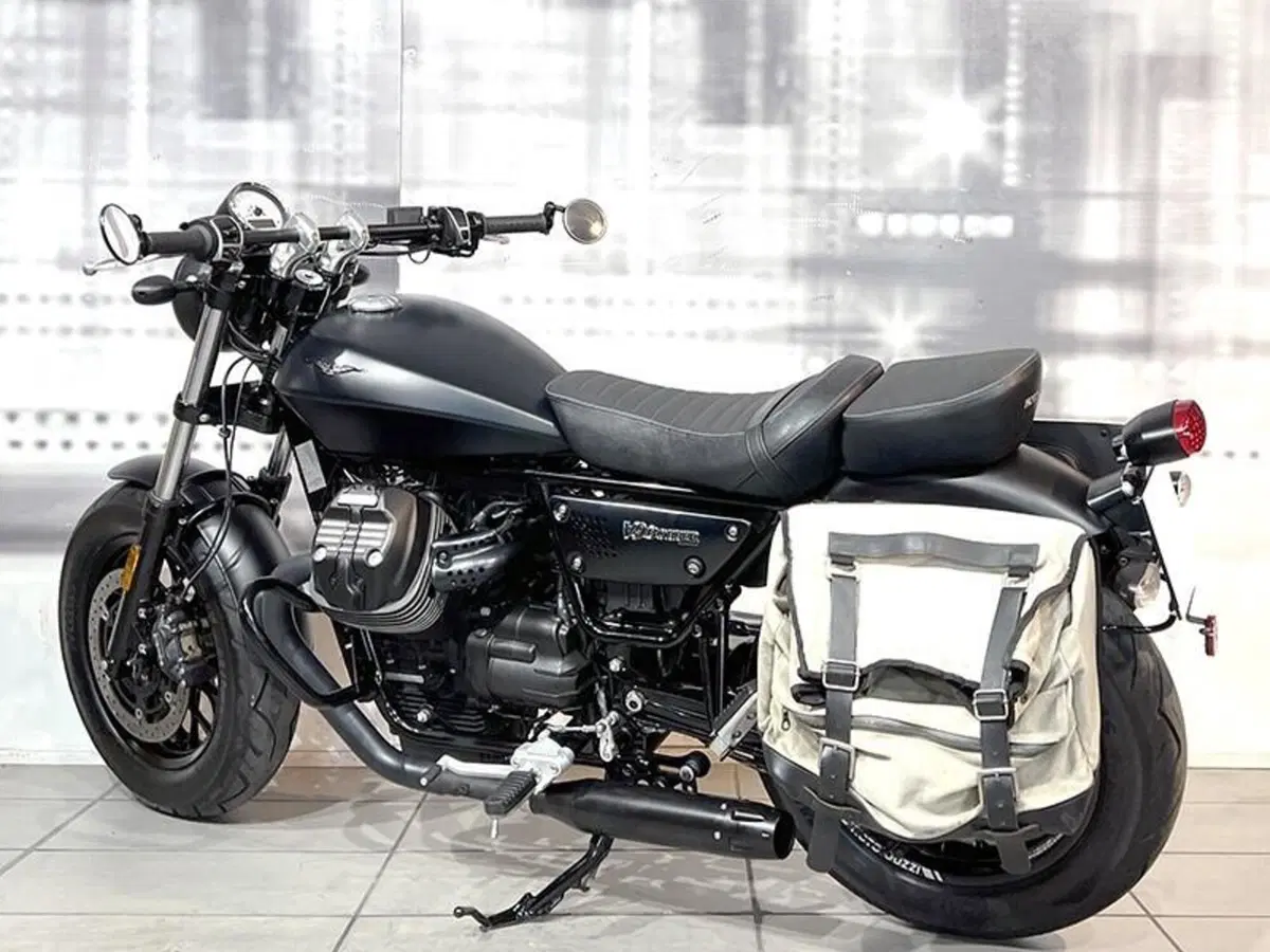 Moto Guzzi V9 Bobber (2018 - 20) (2)