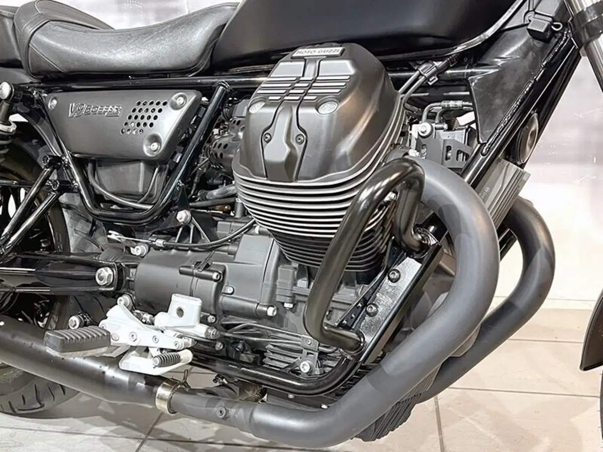 Moto Guzzi V9 Bobber (2018 - 20) (3)