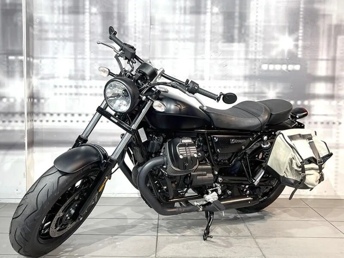 Moto Guzzi V9 Bobber (2018 - 20) (6)