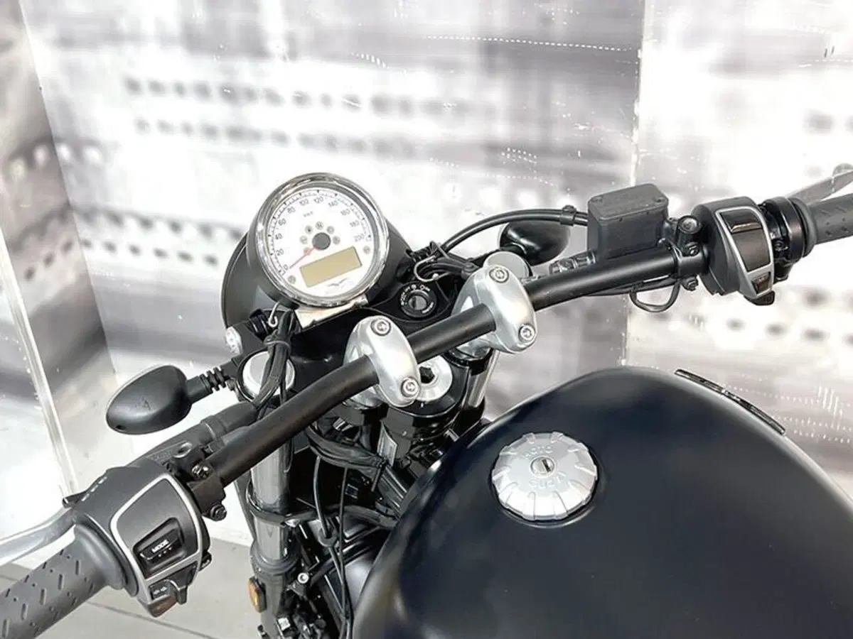 Moto Guzzi V9 Bobber (2018 - 20) (5)