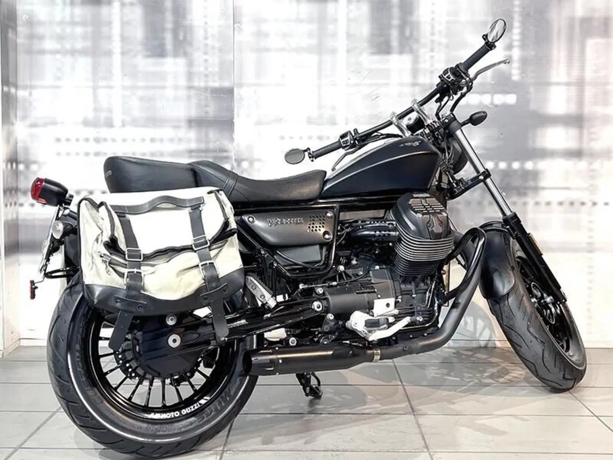Moto Guzzi V9 Bobber (2018 - 20) (7)