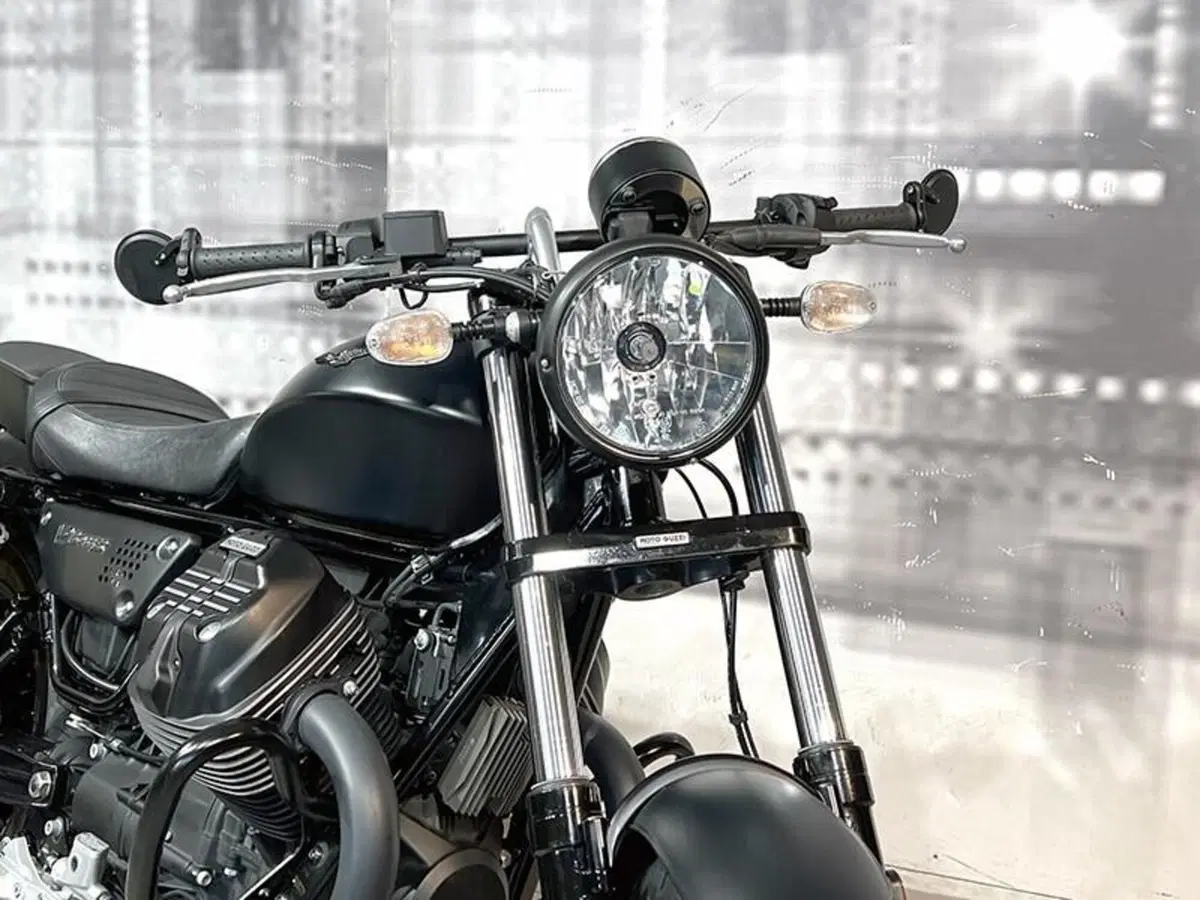 Moto Guzzi V9 Bobber (2018 - 20) (8)