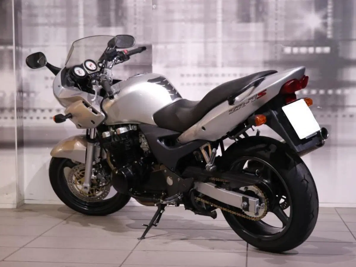 Kawasaki ZR-7 (2001 - 04) (2)