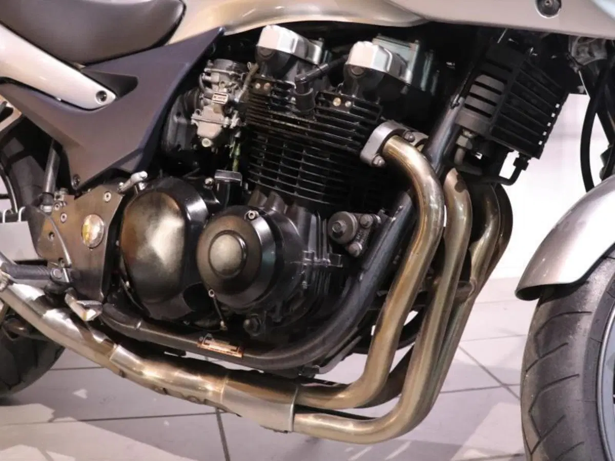 Kawasaki ZR-7 (2001 - 04) (3)