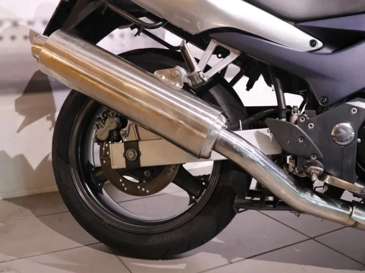 Kawasaki ZR-7 (2001 - 04) (4)
