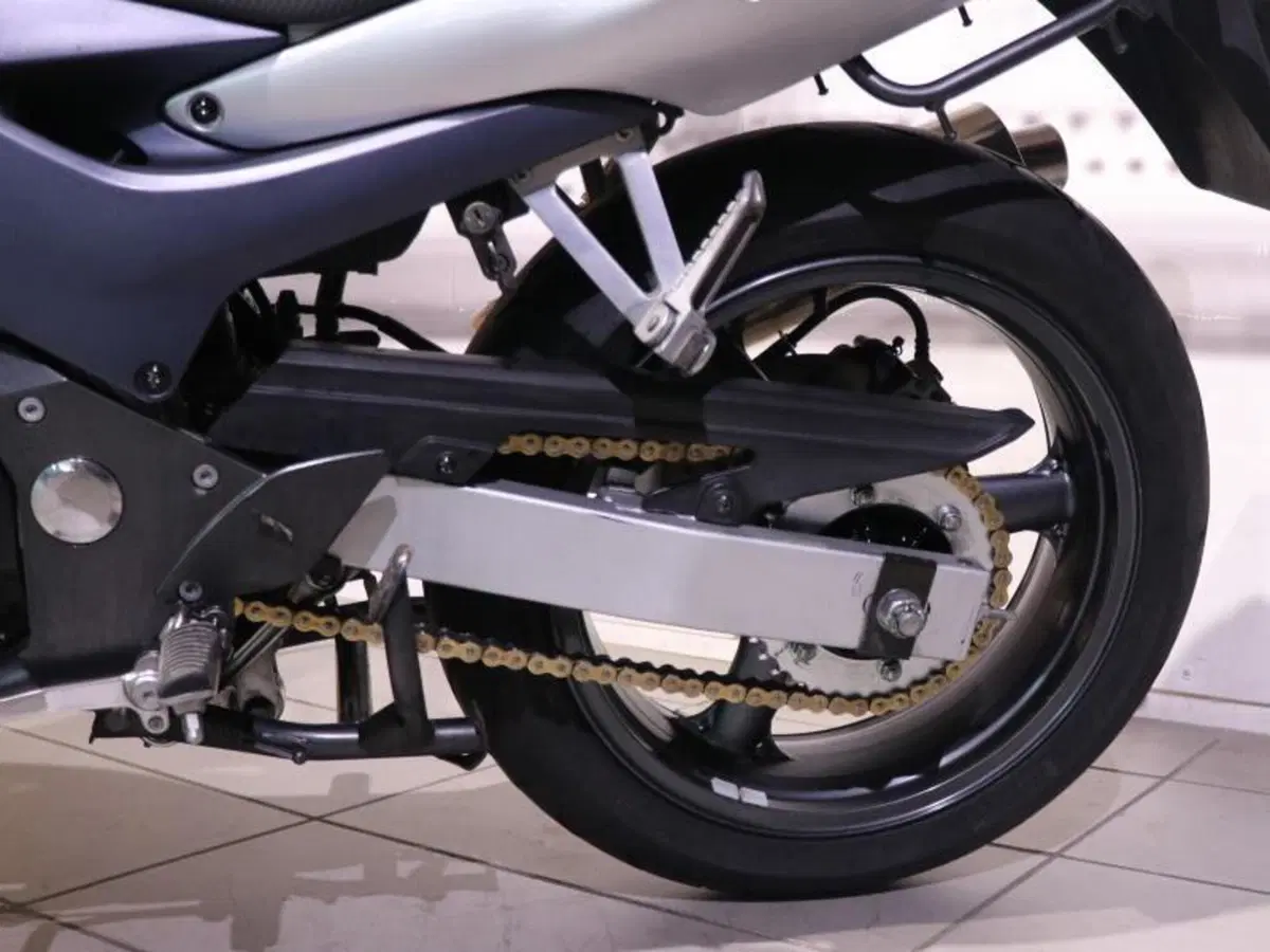 Kawasaki ZR-7 (2001 - 04) (5)