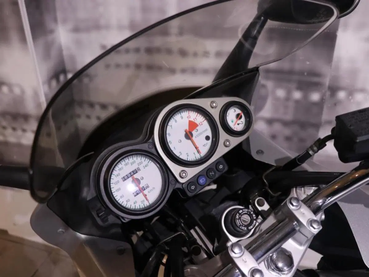 Kawasaki ZR-7 (2001 - 04) (6)