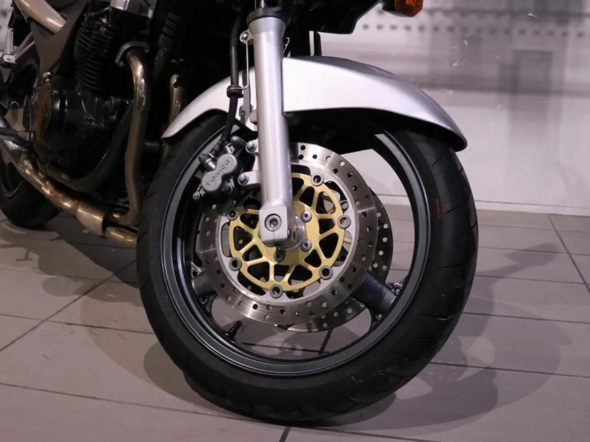 Kawasaki ZR-7 (2001 - 04) (9)