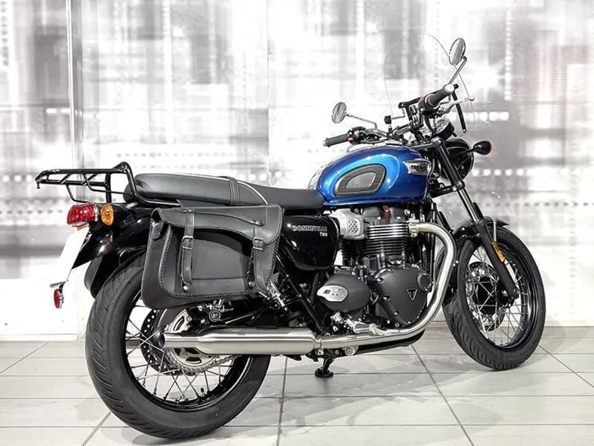 Triumph Bonneville Bobber TFC (2025) (8)