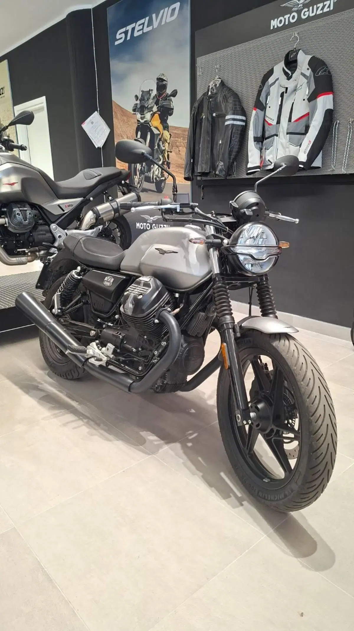 Moto Guzzi V7 Stone (2021 - 24) (2)