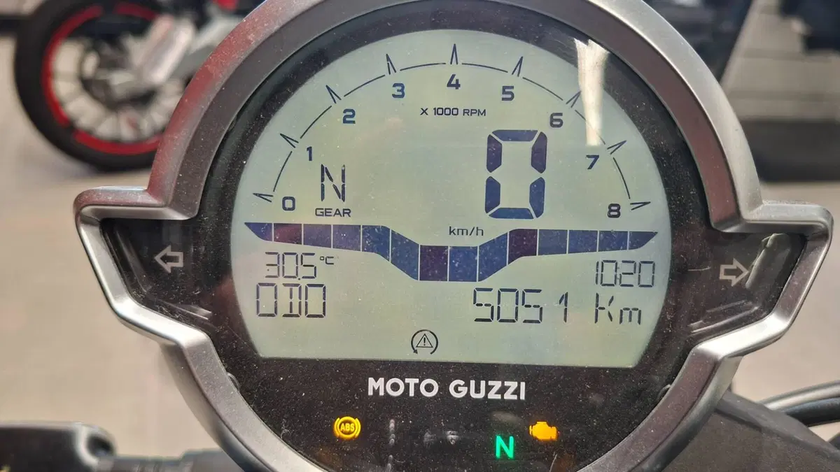 Moto Guzzi V7 Stone (2021 - 24) (3)