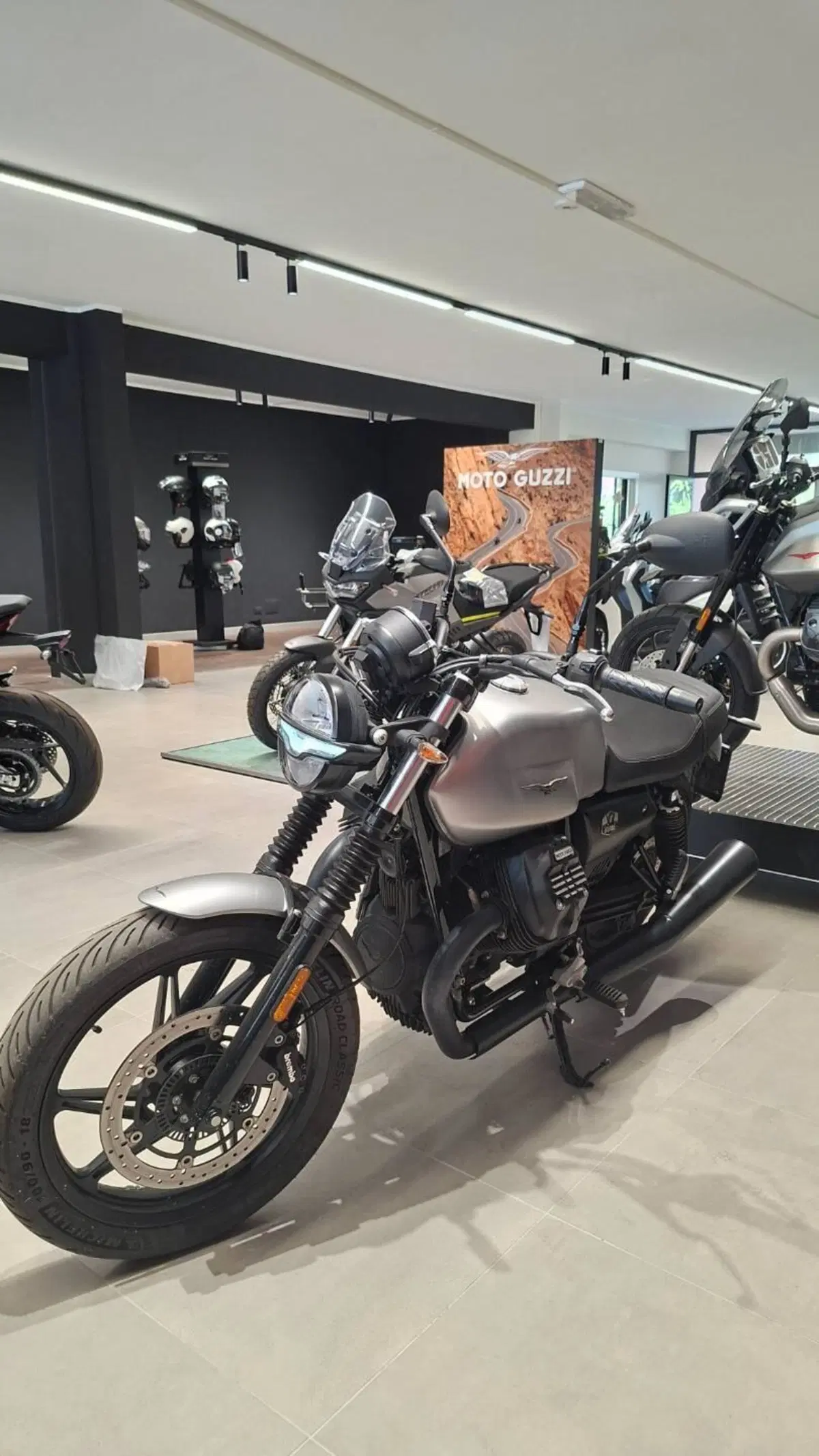 Moto Guzzi V7 Stone (2021 - 24) (4)
