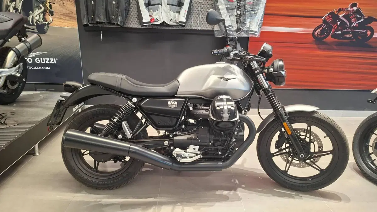 Moto Guzzi V7 Stone (2021 - 24)