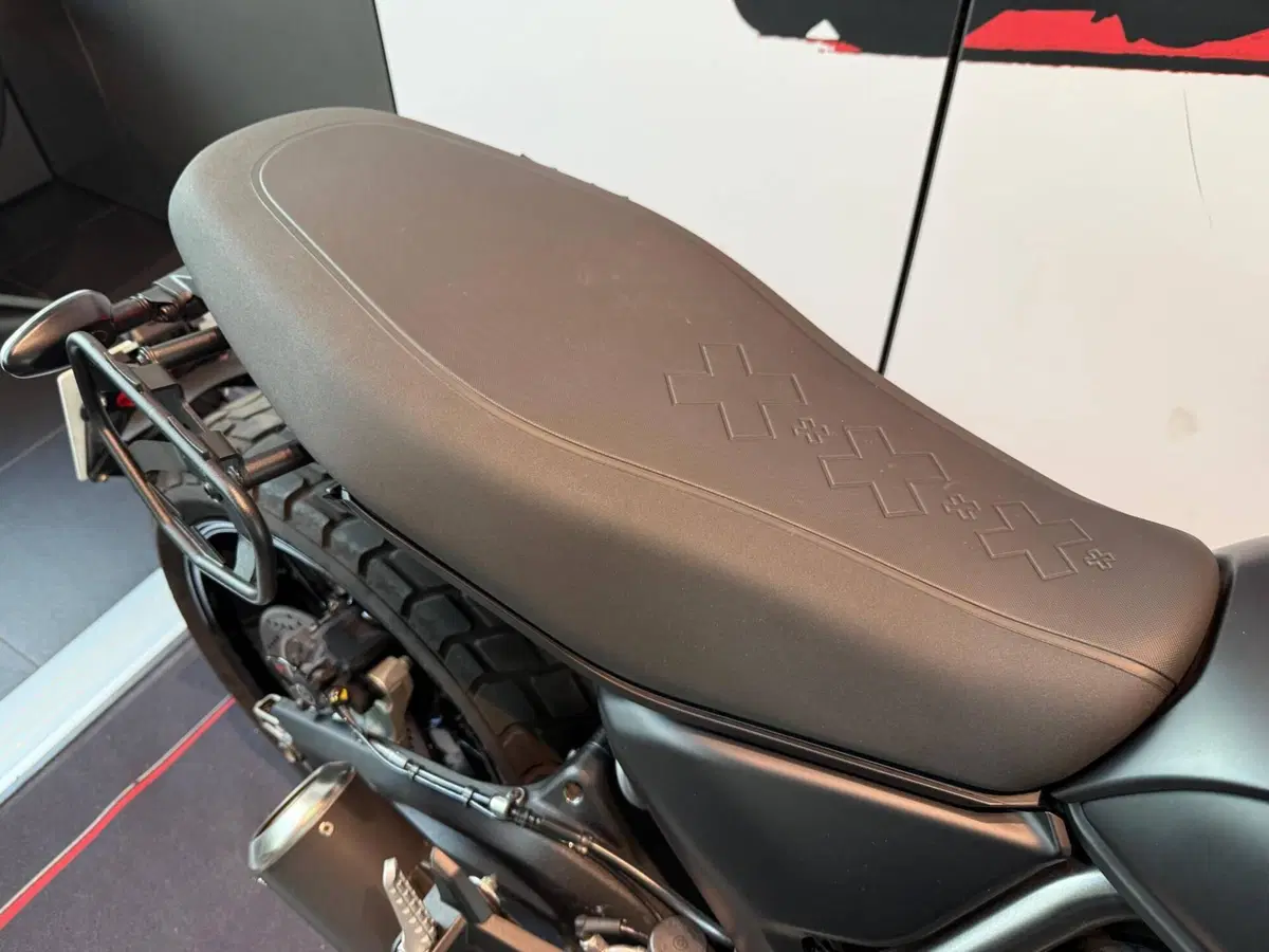 Ducati Scrambler 800 Icon Dark (2025 - 26) (5)