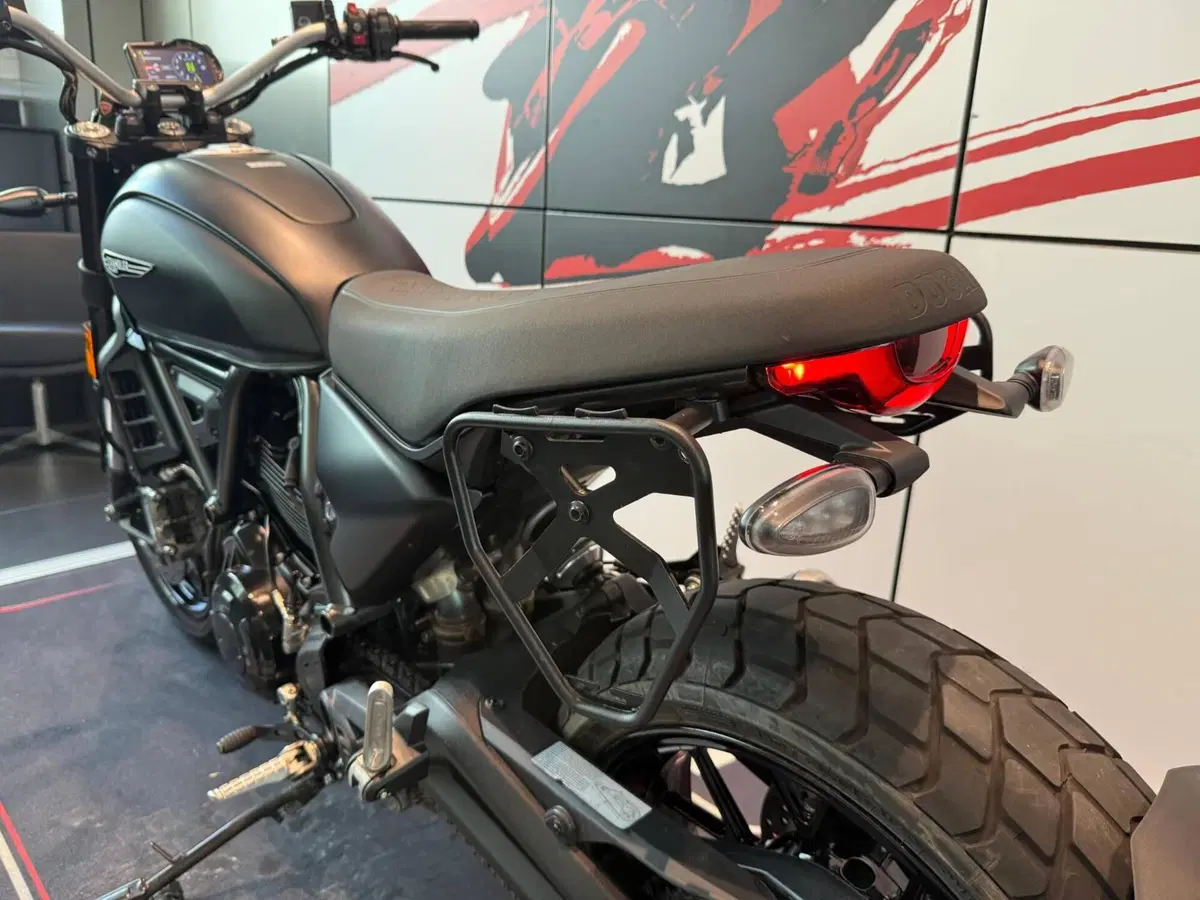 Ducati Scrambler 800 Icon Dark (2025 - 26) (11)