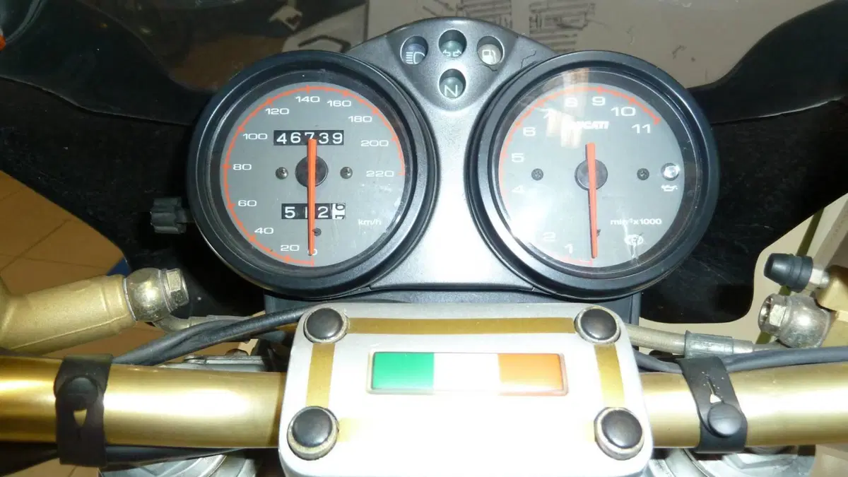 Ducati Monster 900 I.E. (1999 - 02) (7)