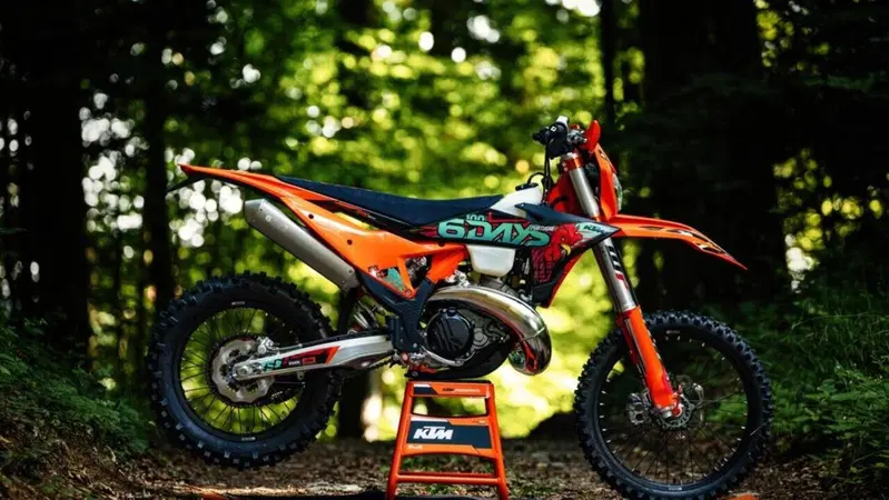 KTM celebra i 100 anni della Sei Giorni con le nuove EXC 6DAYS 2027 [GALLERY]