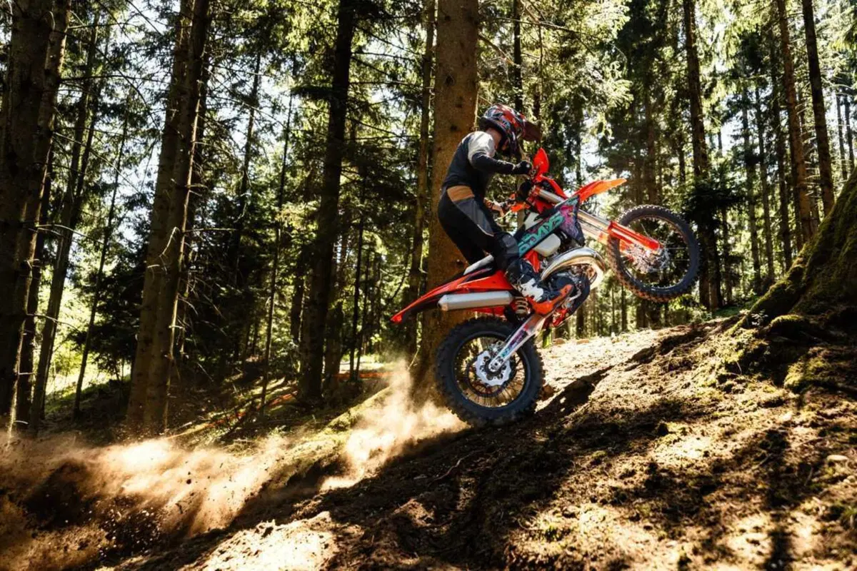 KTM celebra i 100 anni della Sei Giorni con le nuove EXC 6DAYS 2027 [GALLERY]