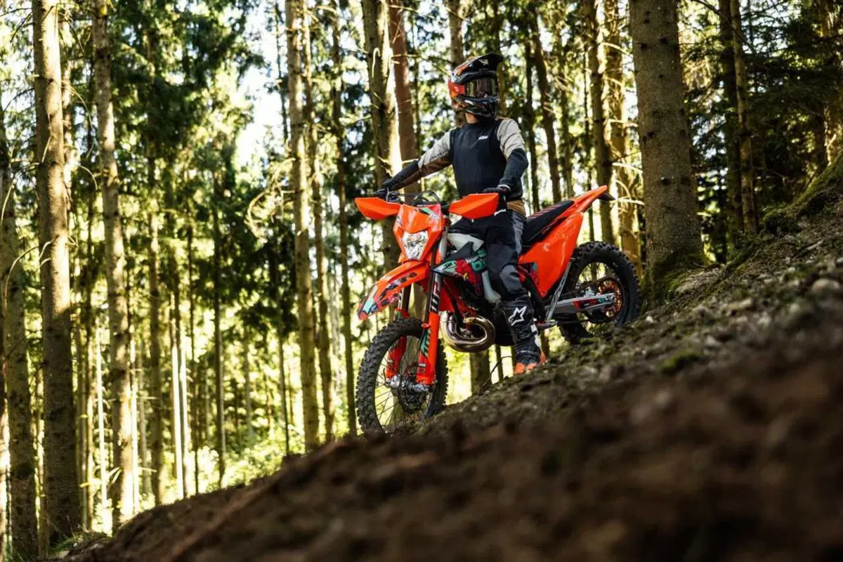 KTM celebra i 100 anni della Sei Giorni con le nuove EXC 6DAYS 2027 [GALLERY] (3)