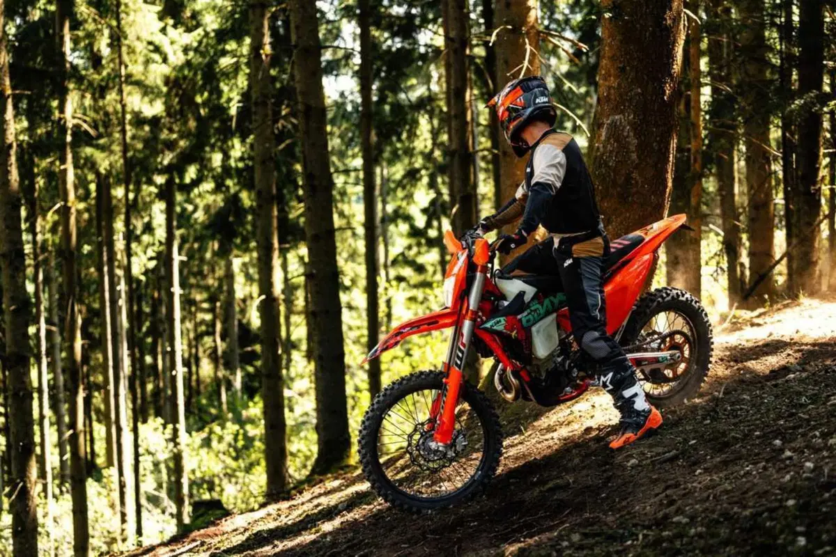 KTM celebra i 100 anni della Sei Giorni con le nuove EXC 6DAYS 2027 [GALLERY] (6)