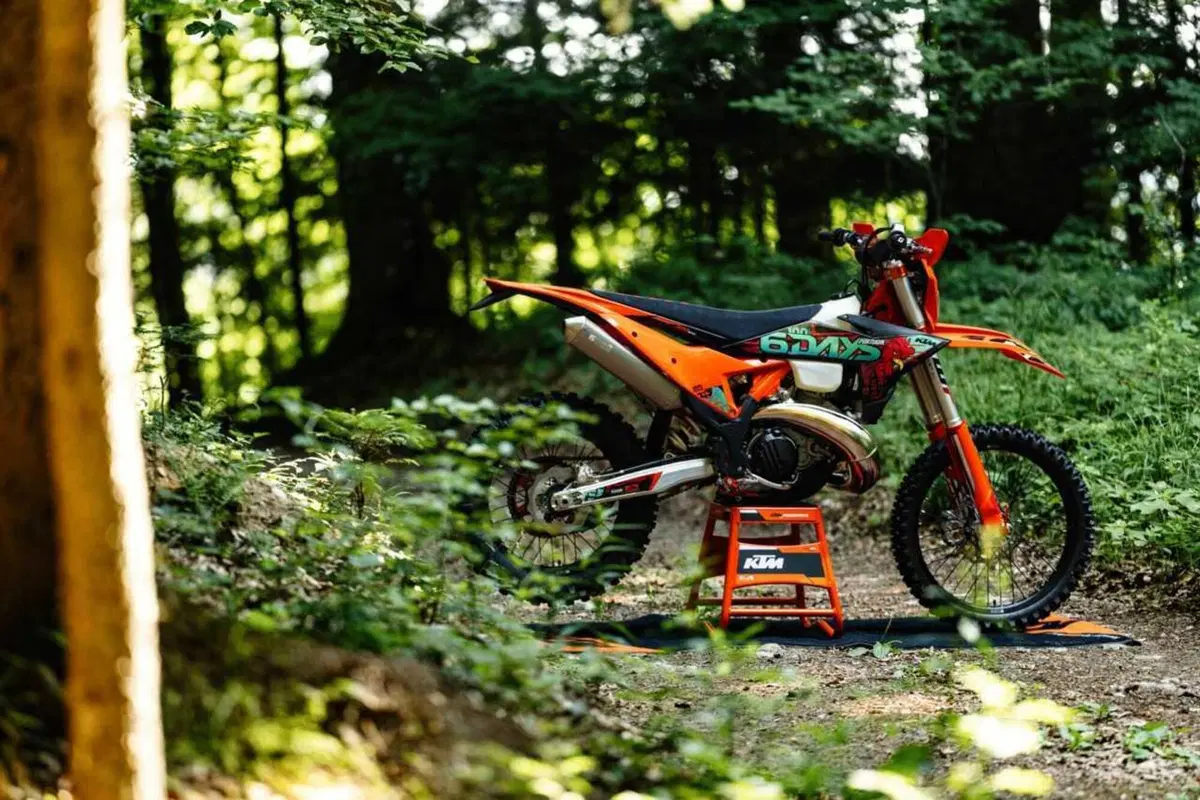 KTM celebra i 100 anni della Sei Giorni con le nuove EXC 6DAYS 2027 [GALLERY] (8)