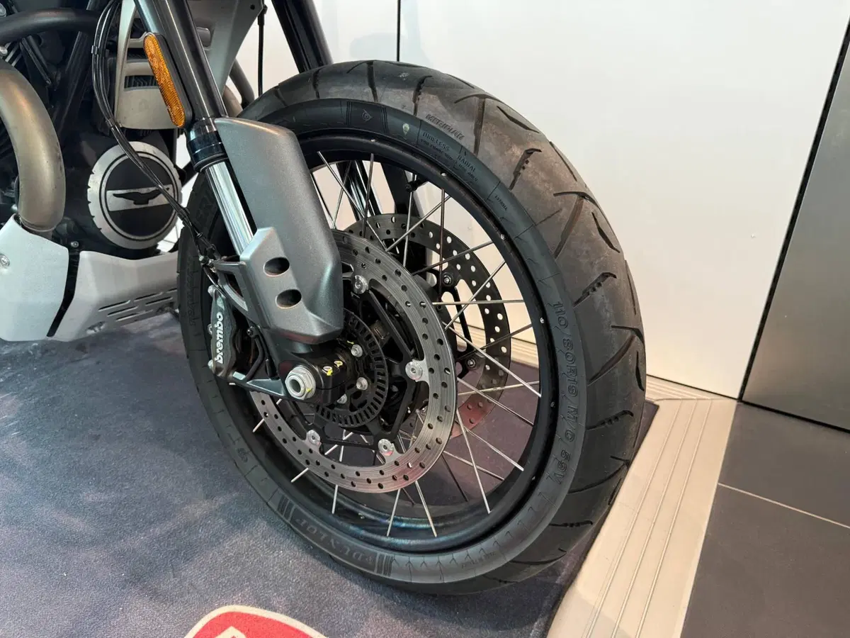 Moto Guzzi V85 TT Travel (2024 - 26) (3)
