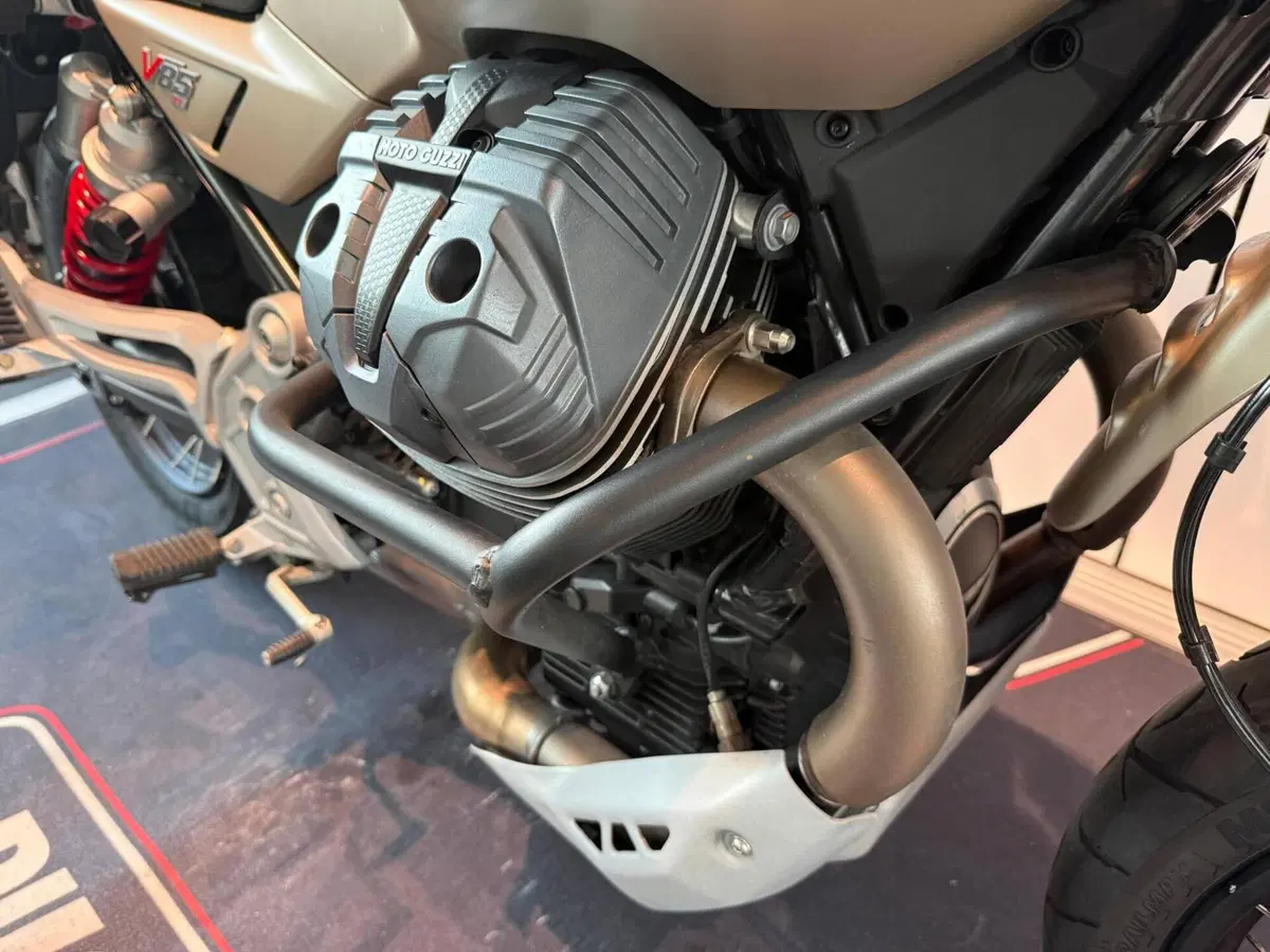 Moto Guzzi V85 TT Travel (2024 - 26) (4)