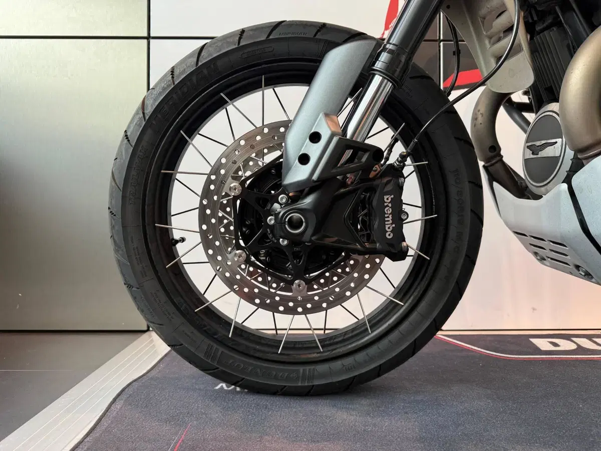 Moto Guzzi V85 TT Travel (2024 - 26) (12)
