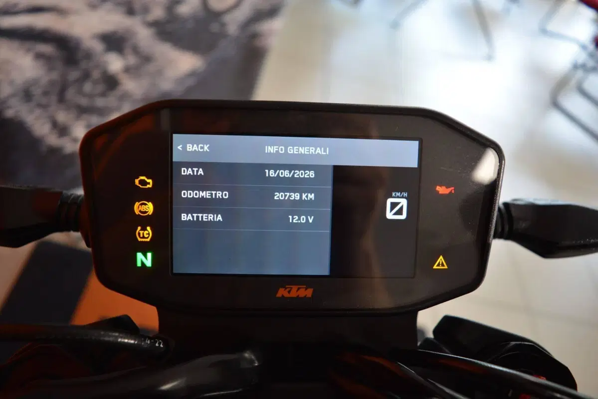 KTM 890 Duke R (2022 - 23) (18)