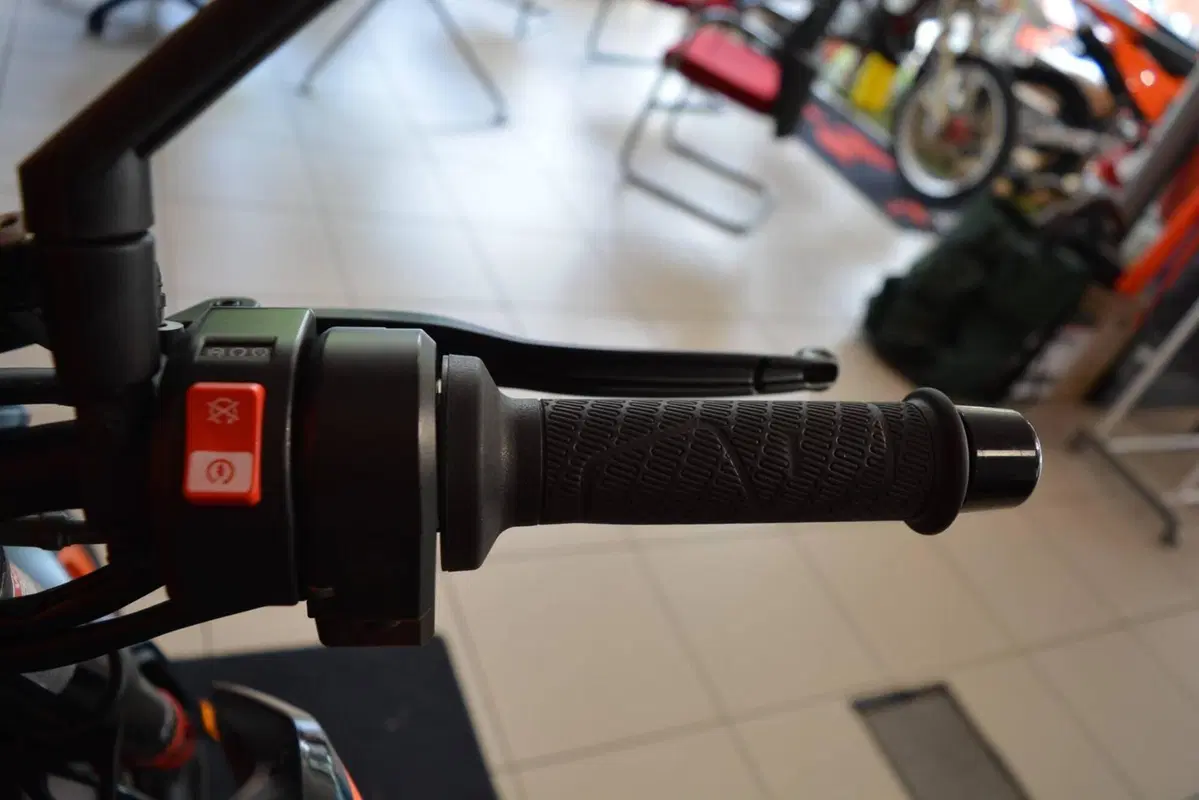 KTM 890 Duke R (2022 - 23) (11)