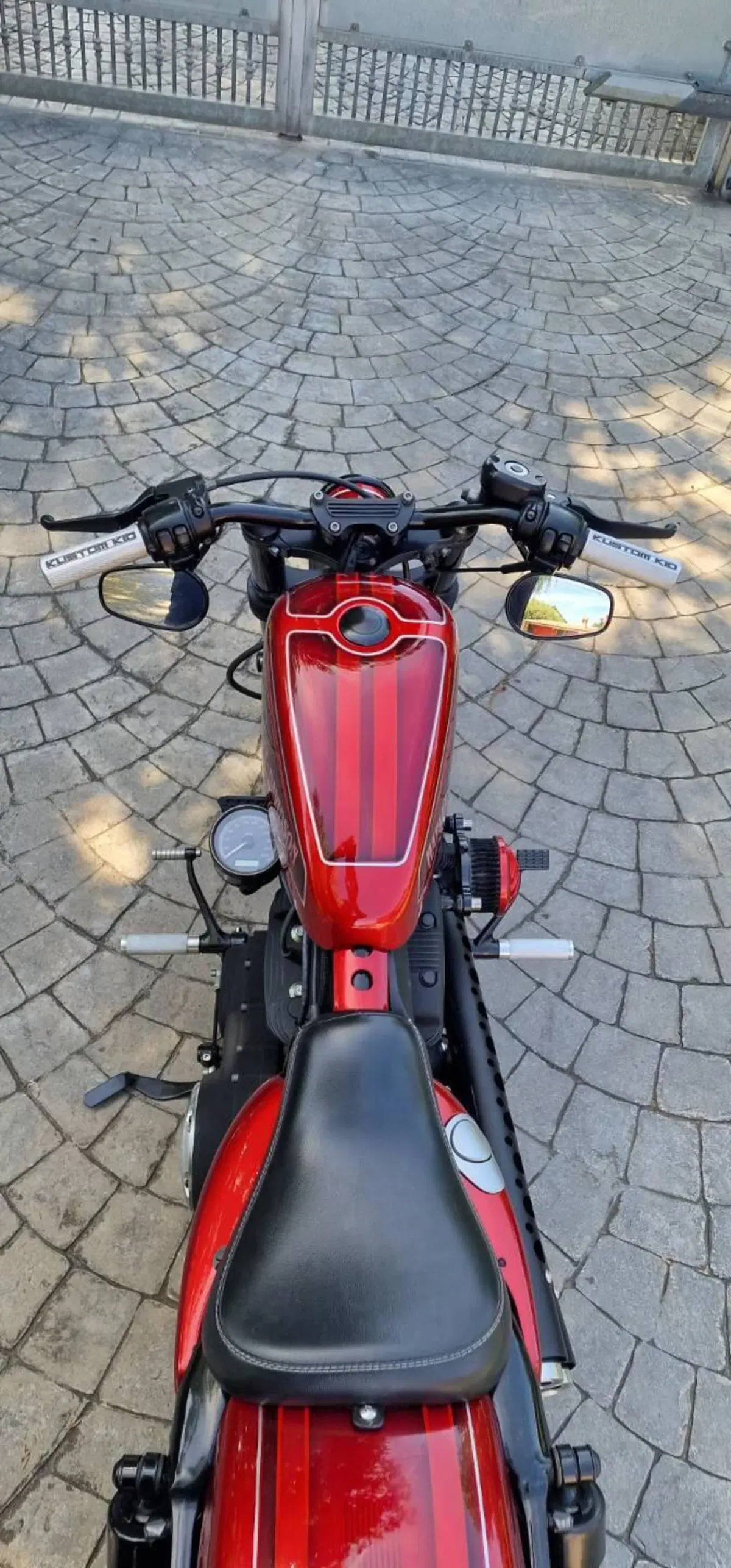 Harley-Davidson 883 Iron (2009 - 11) - XL 883N (9)