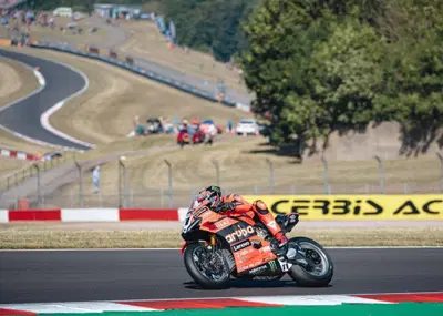SBK. Bulega in cerca della sua prima vittoria a Donington Park