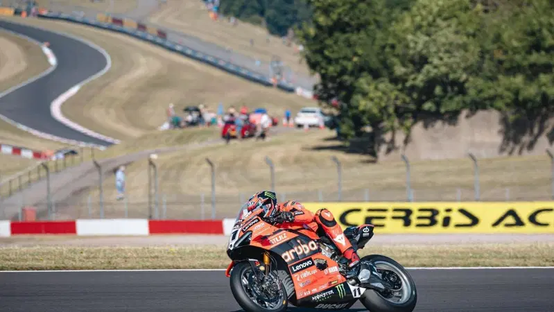 SBK 2026. GP del Regno Unito. Nicol&ograve; Bulega in cerca della sua prima vittoria a Donington Park