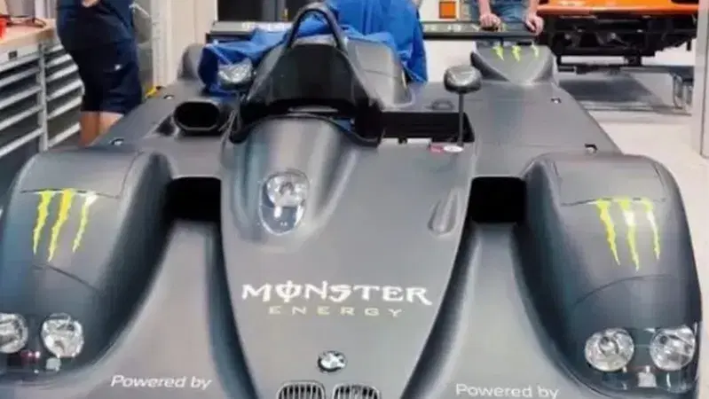 Rossi torna a Goodwood con la BMW 12 cilindri