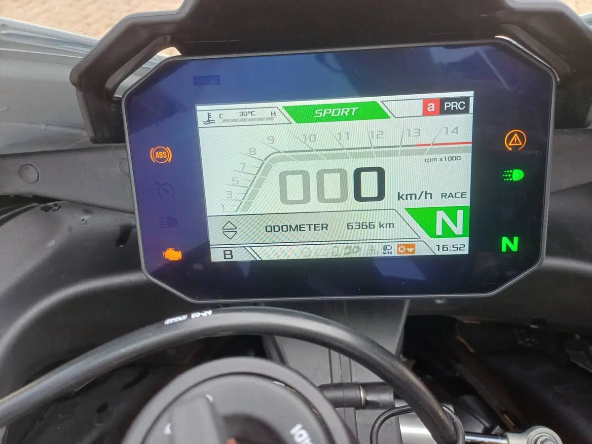 Aprilia RSV4 1100 Factory (2021 - 24) (6)