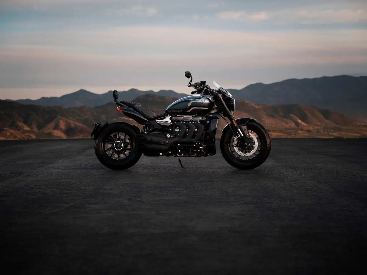 Triumph presenta le nuove colorazioni per la gamma 2027 (2)