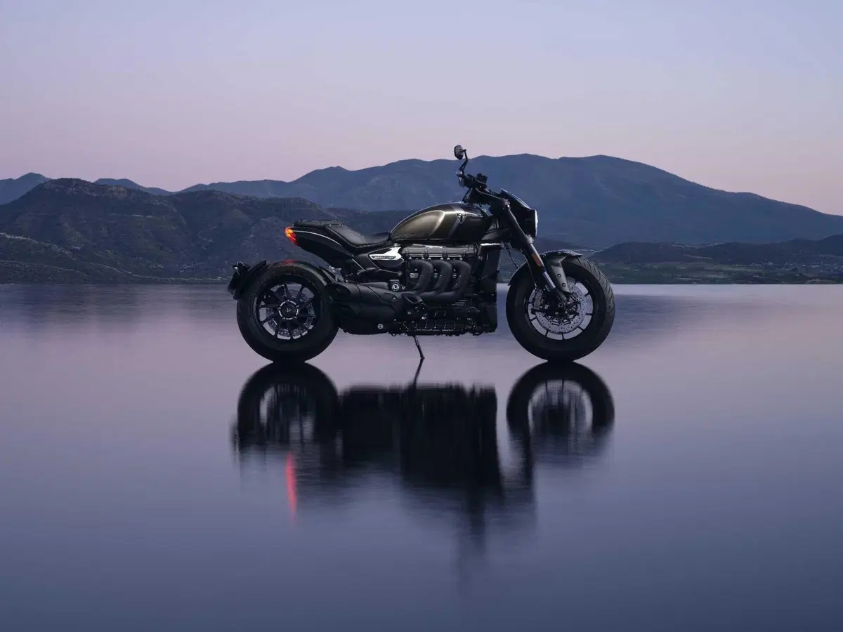 Triumph presenta le nuove colorazioni per la gamma 2027 (7)