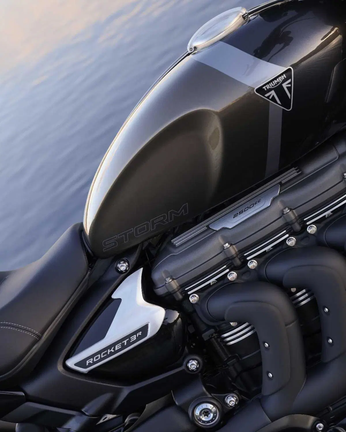 Triumph presenta le nuove colorazioni per la gamma 2027 (8)