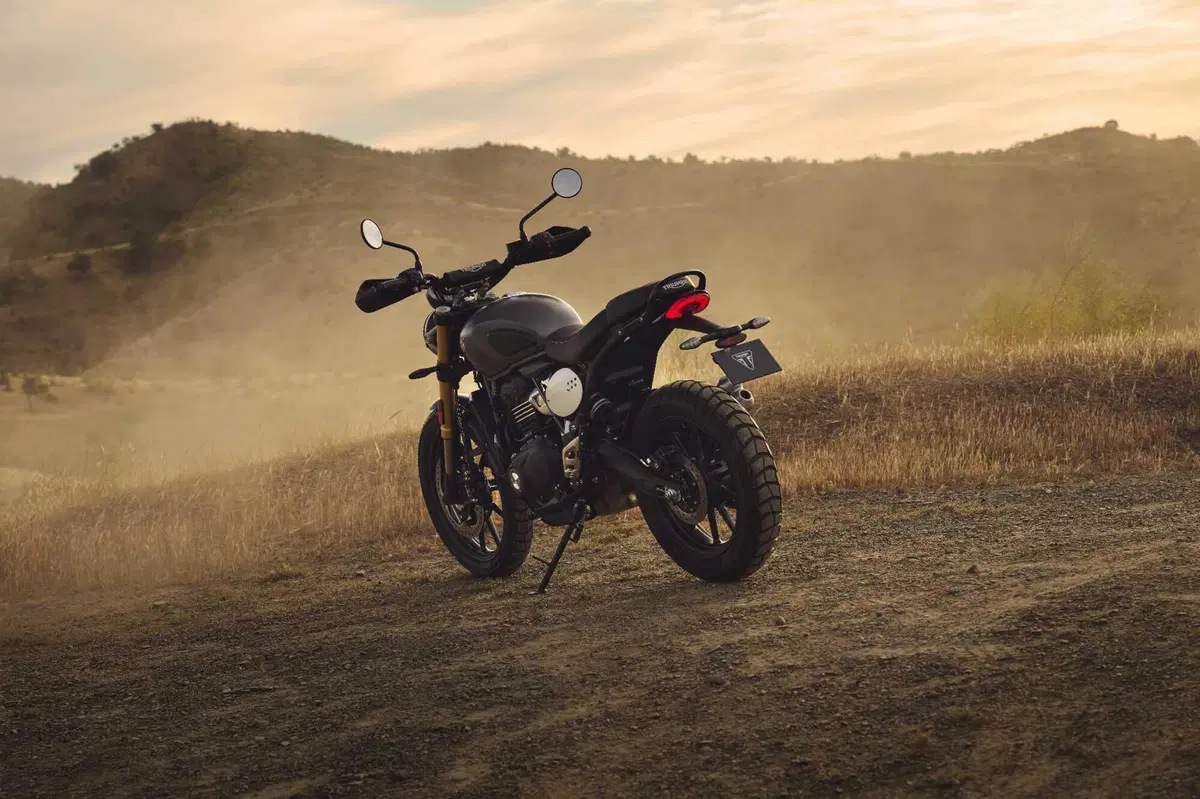 Triumph presenta le nuove colorazioni per la gamma 2027 (12)