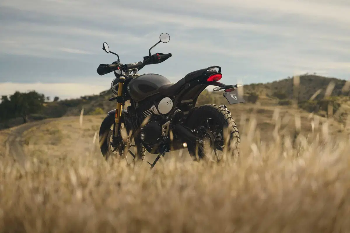 Triumph presenta le nuove colorazioni per la gamma 2027 (14)