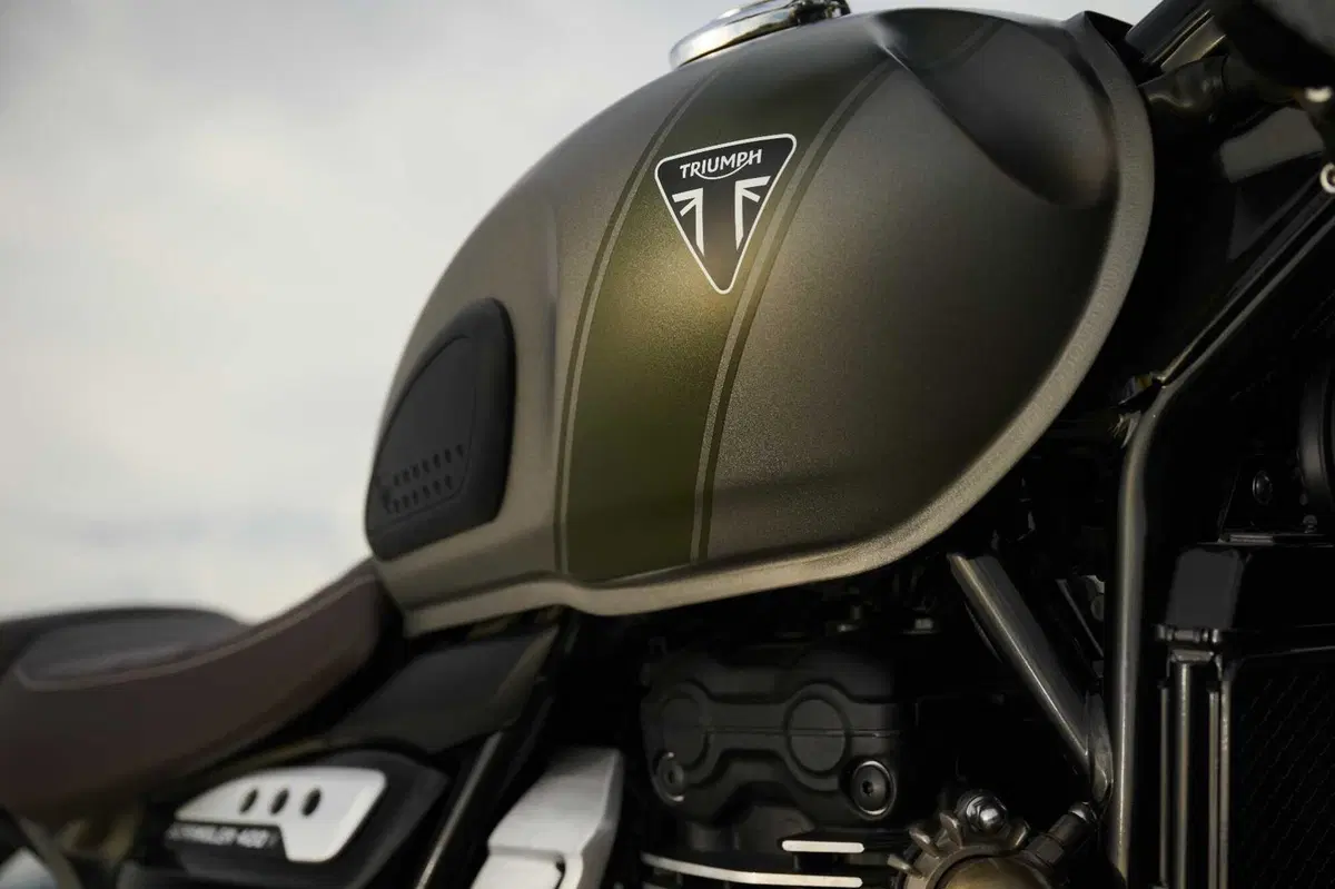 Triumph presenta le nuove colorazioni per la gamma 2027 (15)