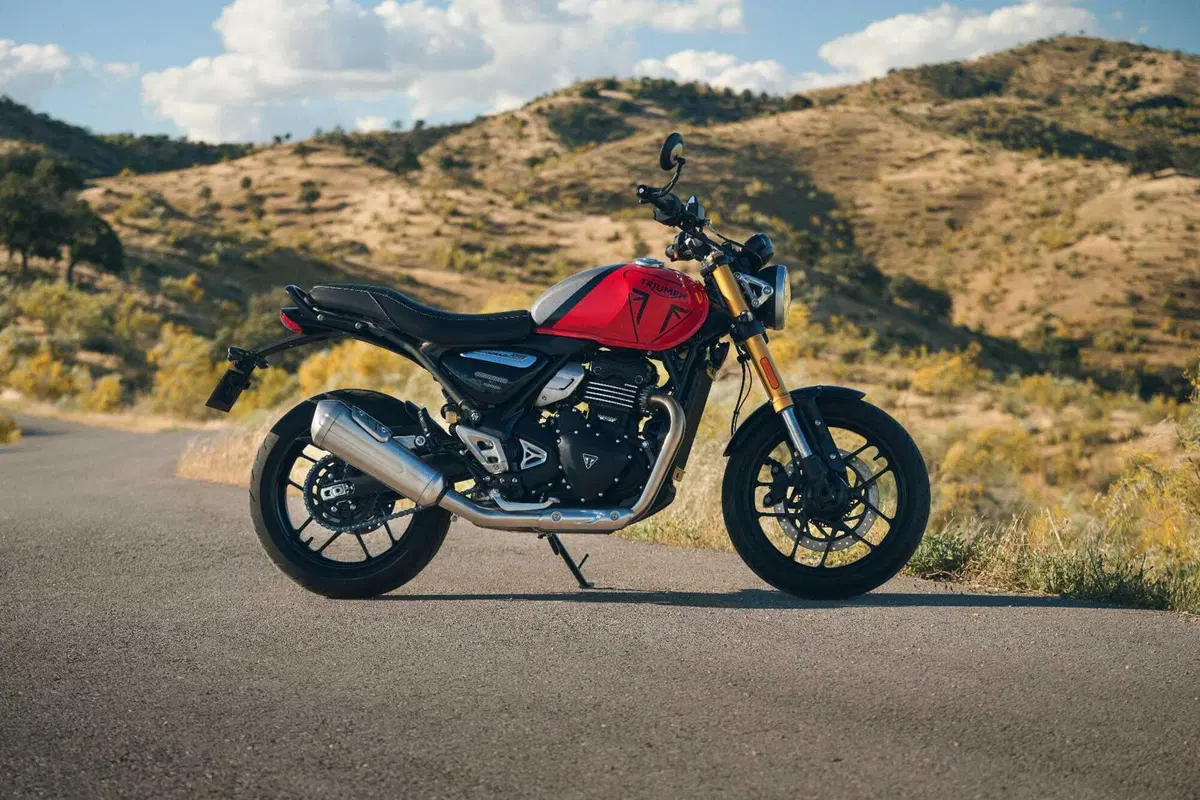 Triumph presenta le nuove colorazioni per la gamma 2027 (19)