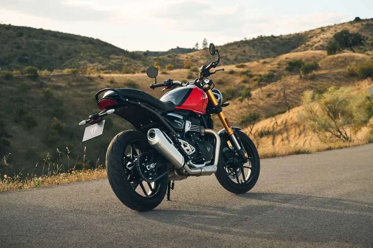 Triumph presenta le nuove colorazioni per la gamma 2027 (20)